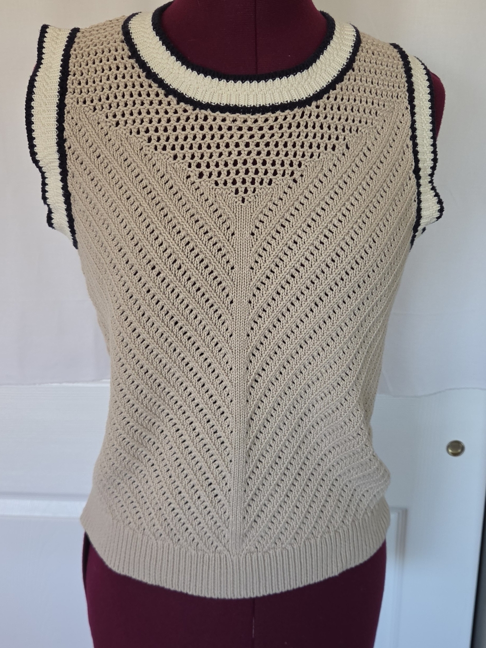 Evereve Beige Open-Knit Sweater Vest Size M Navy Trim Preppy Academia Tenniscore